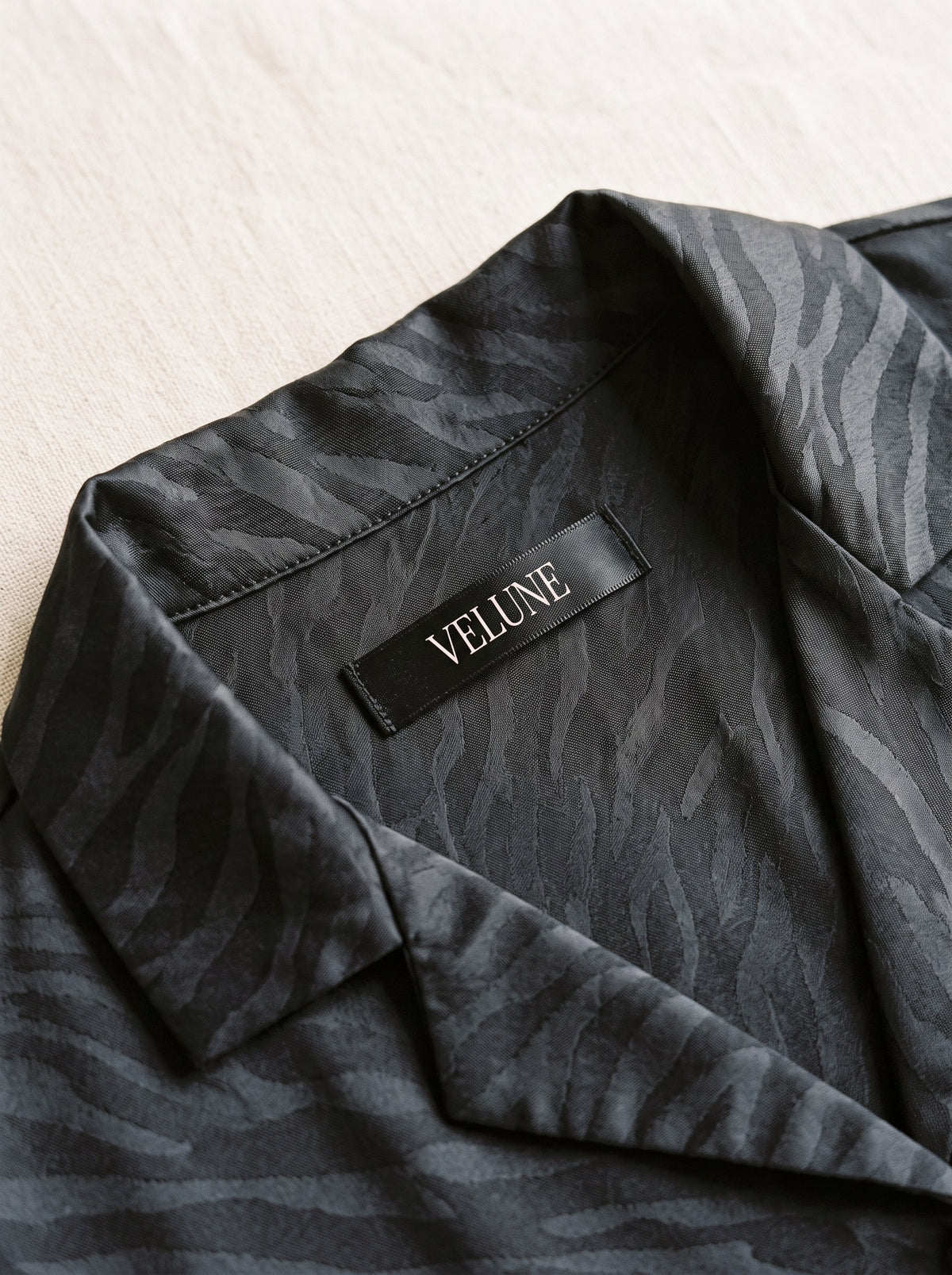VL-025 首元ディテール VELUNEタグ