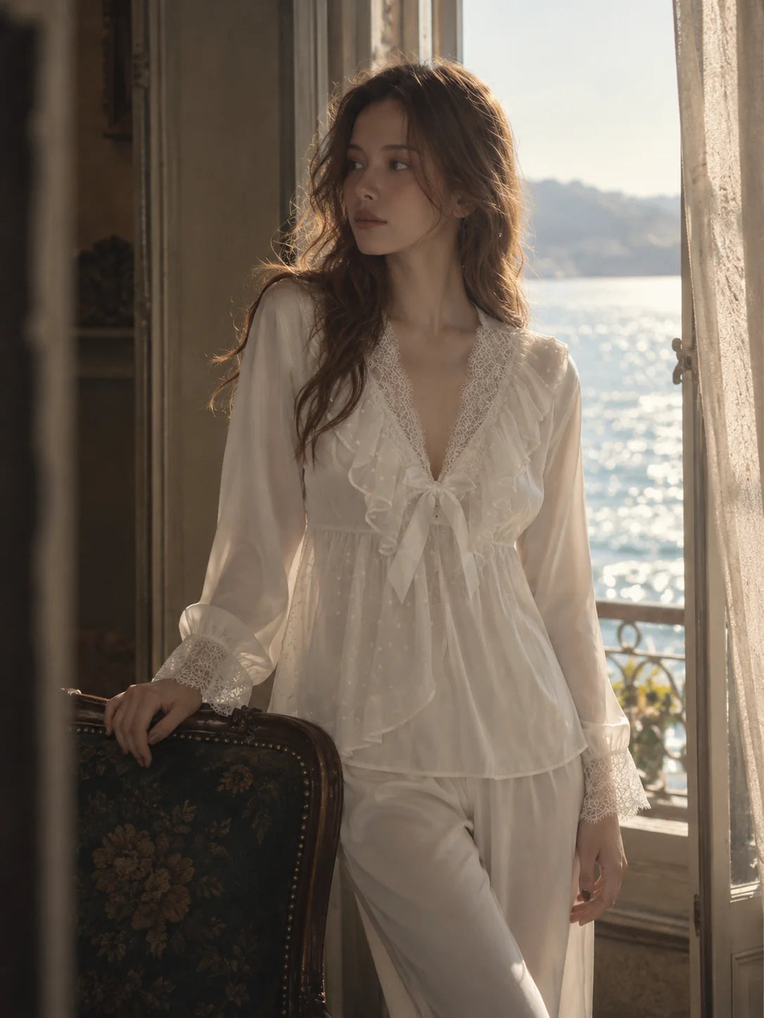 夕方の柔らかな光の中で白いRuffle Laceを着た女性。胸元のレースとリボンが見えるキャンペーンイメージ